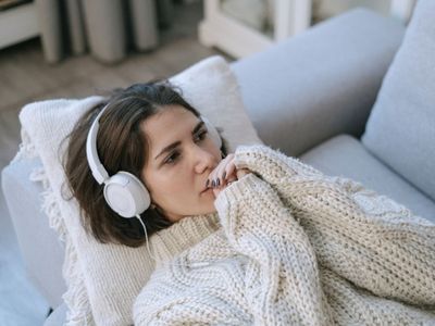 7 Rekomendasi Lagu Barat tentang Mencintai Seseorang yang Tak Bisa Dimiliki
