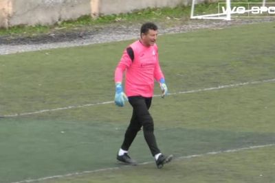 Gokil! Kiper 59 Tahun Ini Lakukan Penyelamatan Heroik hingga Gagalkan Penalti Lawan