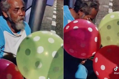 Momen Pilu Kakek Nangis Dagangan Balonnya Dibeli, Capek Jualan Nyender di Tiang Listrik