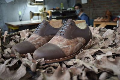 Pertama di Dunia, Sepatu Kulit Ceker Ayam Made In Bandung Sampai Go International