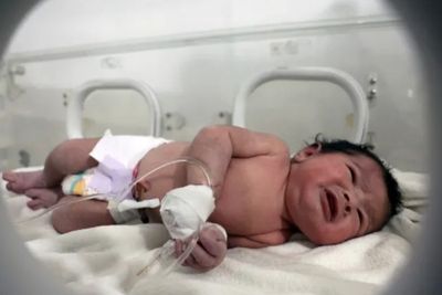 Masih Terikat Tali Pusar, Bayi Baru Lahir Ini Selamat dari Reruntuhan Gempa di Suriah