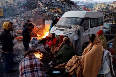 Charlie Hebdo Tanpa Simpati Sindir Gempa Turki dengan Kartun, Netizen pun Murka