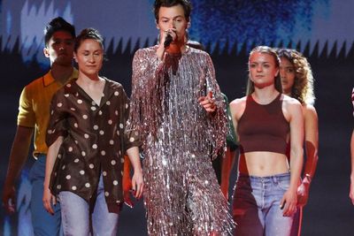 Harry Styles Sempat Terpleset saat Tampil di Grammy, Dancer-nya Ungkap Apa yang Terjadi