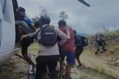 Mencekam! Detik-detik Proses Evakuasi 15 Pekerja yang Disandera KKB di Distrik Paro