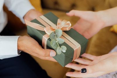 20 Kado Perpisahan untuk Teman Kantor yang Resign, Berkesan!
