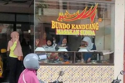 Bikin Bingung! Rumah Makan Ini Nama dan Logonya Warung Padang, Tapi Masakan Sunda
