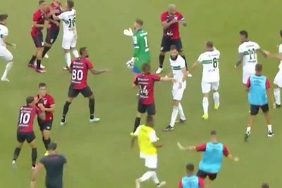 Pertandingan di Brasil Diwarnai Baku Hantam, Wasit Keluarkan 8 Kartu Merah