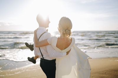 13 Puisi tentang Cinta Sejati dalam Diam, Sedih dan Romantis!