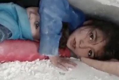 Momen Pilu Kakak Lindungi Adik dari Reruntuhan Gempa Turki, Ucapannya Bikin Nyesek