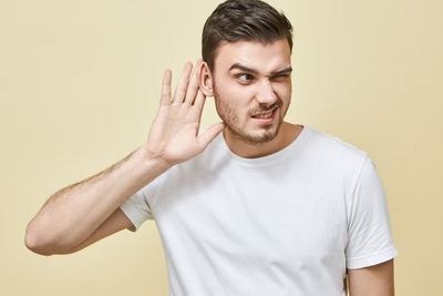 Kuping Tiba-tiba Berdengung, Bener Gak Sih Lagi Diomongin Orang hingga Dibisikin Setan?