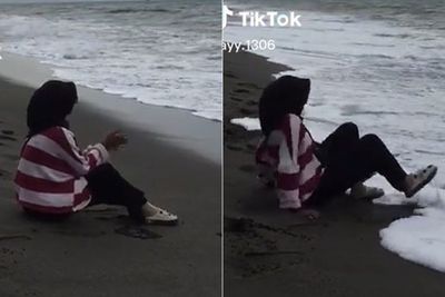 Gagal Estetik! Cewek Ini Malah Guling-guling Dikejar Ombak, Takut Berubah Jadi Duyung
