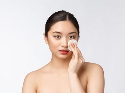 3 Cara Ini Ampuh Hapus Eyeliner yang Waterproof, Dijamin Gak Bikin Mata Jadi Iritasi!
