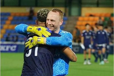 Kiper Ini Jadi Pahlawan Timnya, Cetak Gol Salto di Injury Time!