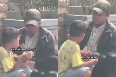 Video Ayah Suapi Anak di Pinggir Jalan Bikin Terenyuh: Momen yang Gak akan Terulang
