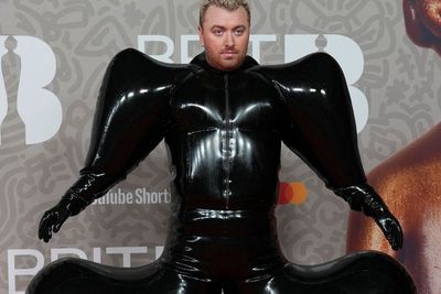 Sam Smith Tampil Unik di Brit Awards 2023, Pakai Gaun Balon Hitam Mirip Kalajengking