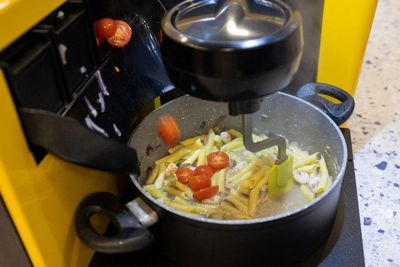 Ada Koki Robot di Restoran Ini, Bisa Masak 100 Makanan Dalam 1 Jam