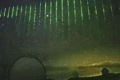 Geger Penampakan Garis Laser Hijau Melintasi Langit Malam Hawaii, Fenomena Apa?