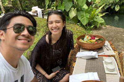 Mikha Tambayong Gak Jaim Tanpa Makeup dan Lipstik, Netizen: Cantik, Rambutnya Basah Terus