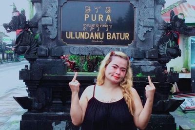Viral Wanita Pose Jari Tengah di Depan Pura Bali tapi Gak Merasa Bersalah: Suka-Suka Gue