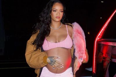 Rihanna Umumkan Hamil Anak Kedua saat Tampil di Super Bowl 2023