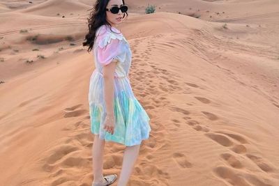 Momo Geisha Pakai Gaun Selutut di Gurun Pasir, Kulit Putihnya Jadi Sorotan: Kirain Stoking
