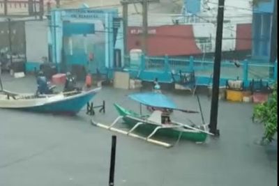 Horor! Penampakan Banjir Makassar, Kendaraan Bermotor Berguguran Tak Bisa Jalan