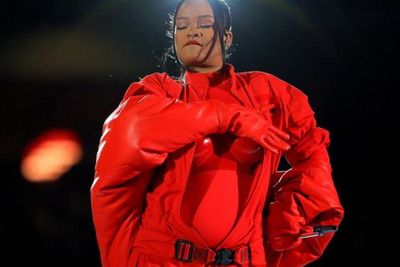 Musisi Rihanna Umumkan Hamil Anak Keduanya di Super Bowl Halftime, Selamat!