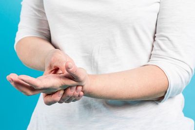 Daripada Pria, Ternyata Ini Penyebab Perempuan Lebih Rentan Terkena Saraf Kejepit