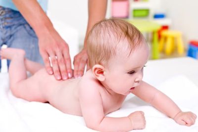 Sering Dilakuin Orang Dewasa, Aman Enggak Sih Bayi Kerokan Pas Lagi Masuk Angin?