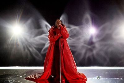 Tampil di Super Bowl 2023, Rihanna Dikritik Netizen: Sayang Sekali Dia LipSync