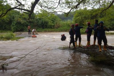 Dramatis! Proses Evakuasi 2 Remaja Terjebak Derasnya Arus Sungai Ciliwung