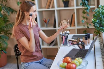 Dandan Kilat Buat Ngantor? Ini 4 Beauty Hacks Buat Working Mom