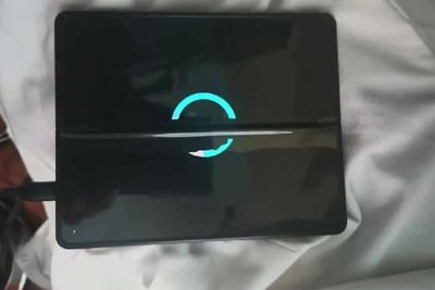 Layar Samsung Galaxy Z Fold3 Milik Pria Ini Tiba-tiba Retak, Masih Mau Pakai HP Lipat?
