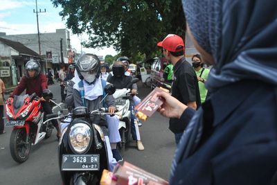KPU Jember Bagi-bagi Cokelat di Hari Valentine, Sekalian Sosialisasi Pemilu 2024