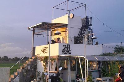 Gak Kalah Sama Bali, Kafe Tengah Sawah di Sukoharjo View Sunsetnya Menawan!