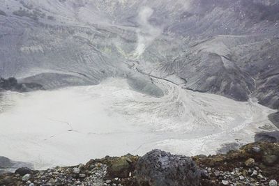Heboh Fenomena Sinar Api di Gunung Tangkuban Parahu, Pertanda Apa?