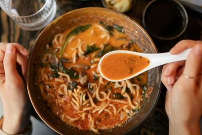 Lagi Butuh Comfort Food Siang-siang Gini? Cobain Nih Spicy Ramen Super Hot!