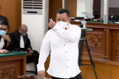 Momen Kuat Ma ruf Kasih Pose Finger Heart Jelang Sidang Vonis