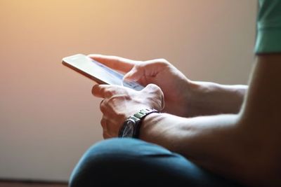 HP Pasangan Boleh Dicek? Ini Batas Privasi yang Sehat dalam Hubungan Era Digital