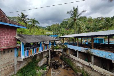 Enggak Cuma Jadi Tempat Wisata, Pemandian Air Panas Ini Bisa Sembuhkan Penyakit!
