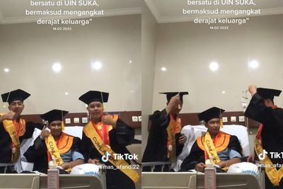 Penuh Haru! Mahasiswa Ini Wisuda di Ranjang Rumah Sakit Ditemani Kedua Sahabatnya