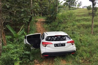 Aneh tapi Nyata! Mobil HRV Nyasar ke Hutan Pati, Gak Ditemukan Jejak Ban Sama Sekali