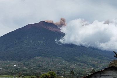 Gunung Kerinci Kembali Erupsi dengan Kolom Abu Capai 200 Meter