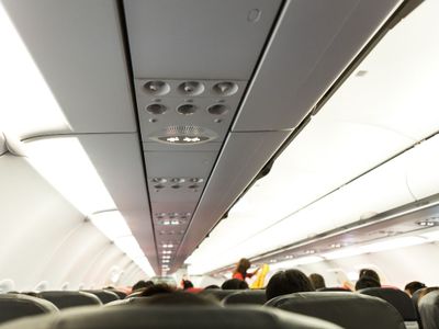 Ngeri! Wanita Ini Alami Turbulensi Parah saat Naik Pesawat, Goyangnya Sampai 20 Detik