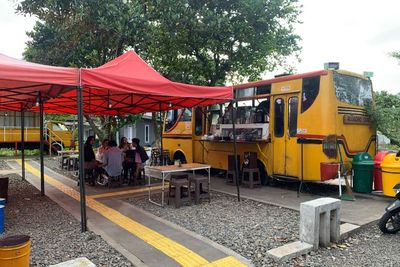 Kafe Alugoro Park Hidden Gem di Bandung, Konsepnya Kaya Lapak Street Food di Korea