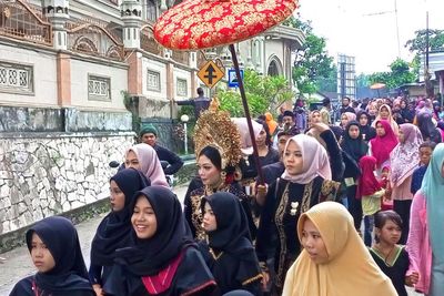 Mengenal Tradisi Nyongkolan Suku Sasak, Arak-arakan Pengantin dengan Pakaian Adat