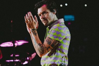 Harry Styles Masuk Nominasi The British LGBT Awards 2023, Homoseksualitas Semakin Diakui?