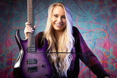 Gitaris Seksi Sophie Lyold yang Dituduh Jadi Selingkuhan MGK Buka Suara: Tidak Benar!