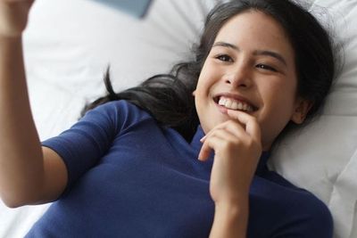 Maudy Ayunda Pilih Tidur Gelap Karena Lebih Sehat, Fakta atau Mitos?