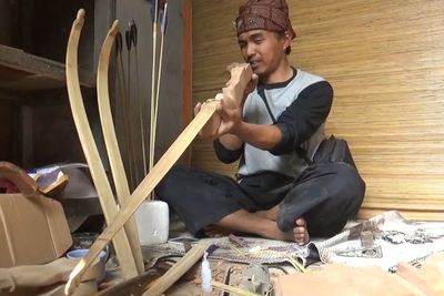 Buat Busur Tradisional dan Alat Panahan, Pengrajin Ini Bisa Raup Cuan Jutaan Rupiah